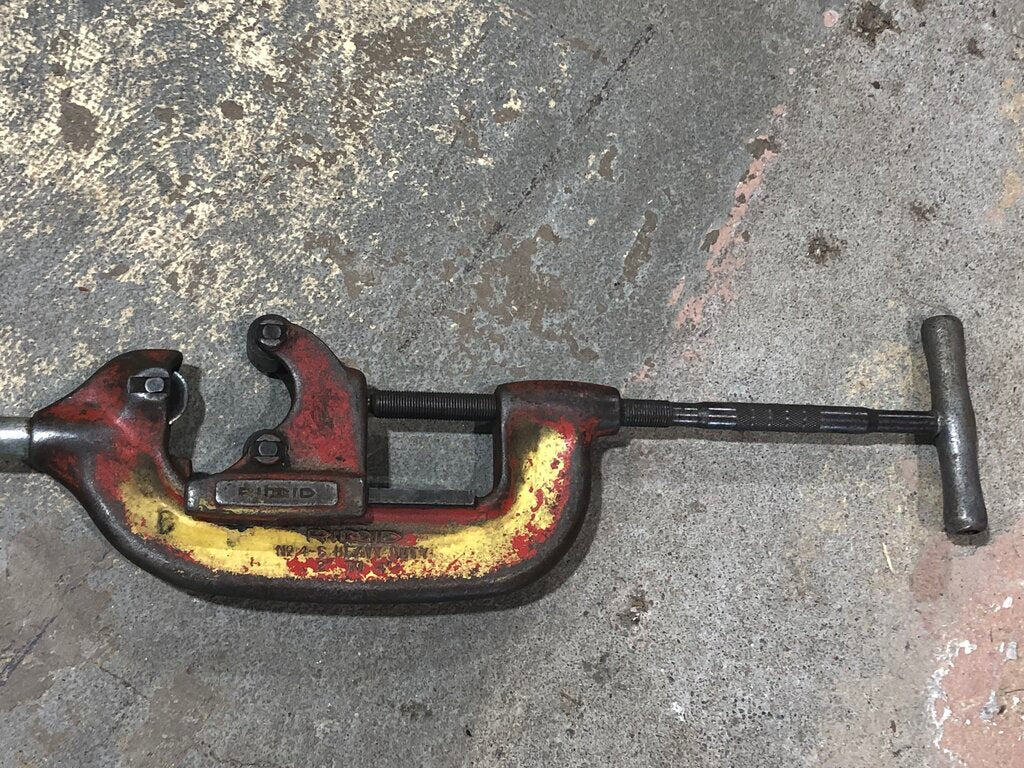 Heavy-Duty Pipe Cutter