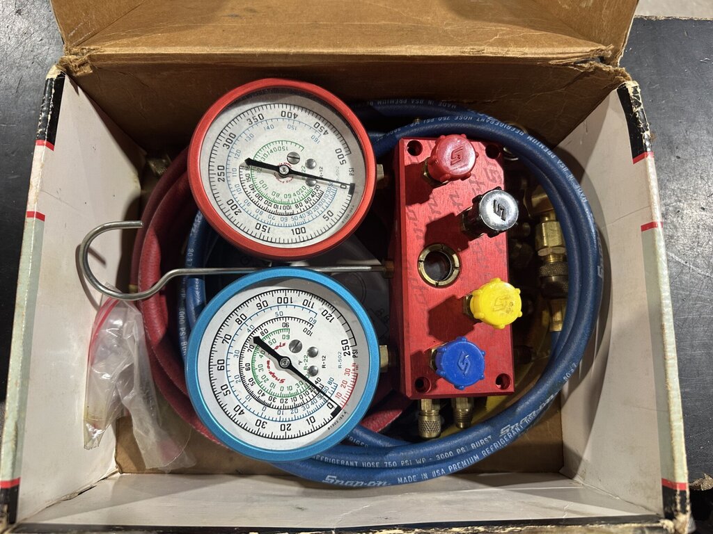 Heavy-Duty 4-Way Manifold Gauge Set With Extra-Large 88mm Gauges