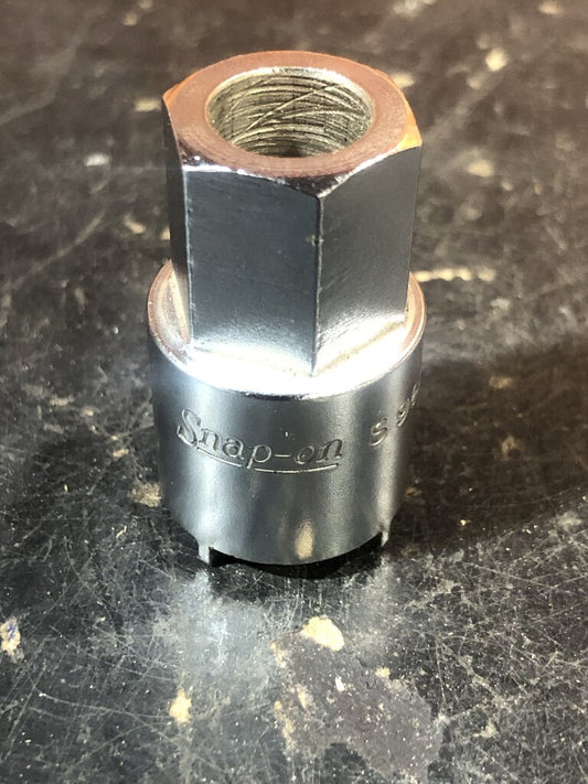 Antenna Nut 4-Prong Socket