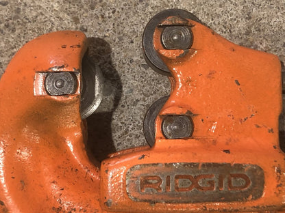 Adjustable Heavy-Duty Pipe Cutter