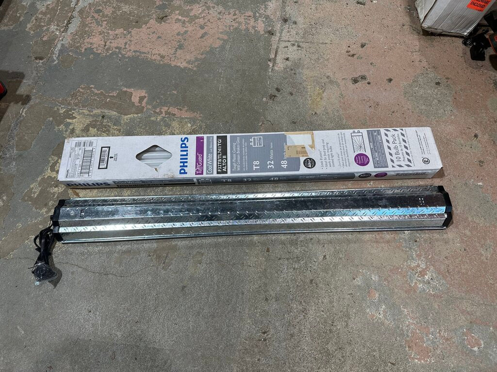 Fluorescent Shop Light with Bulbs