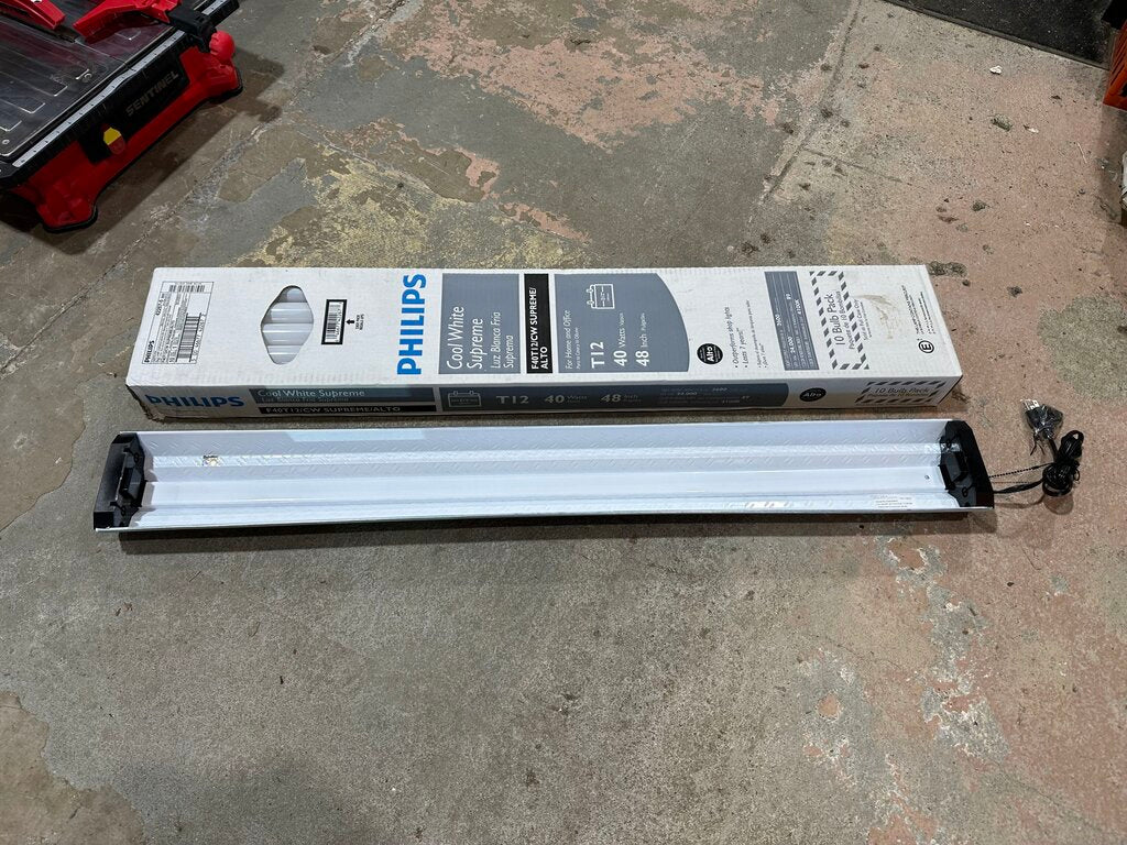 Fluorescent Shop Light with Bulbs