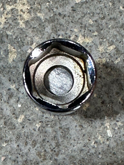 Shallow Universal Socket