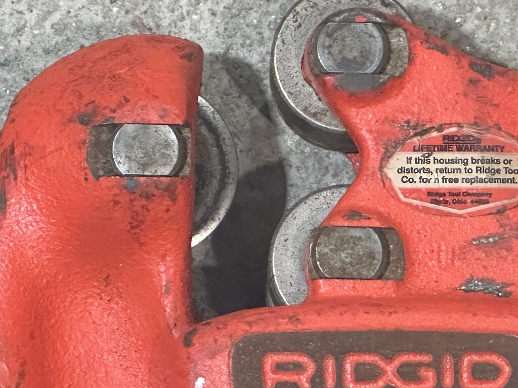 Adjustable Heavy-Duty Pipe Cutter